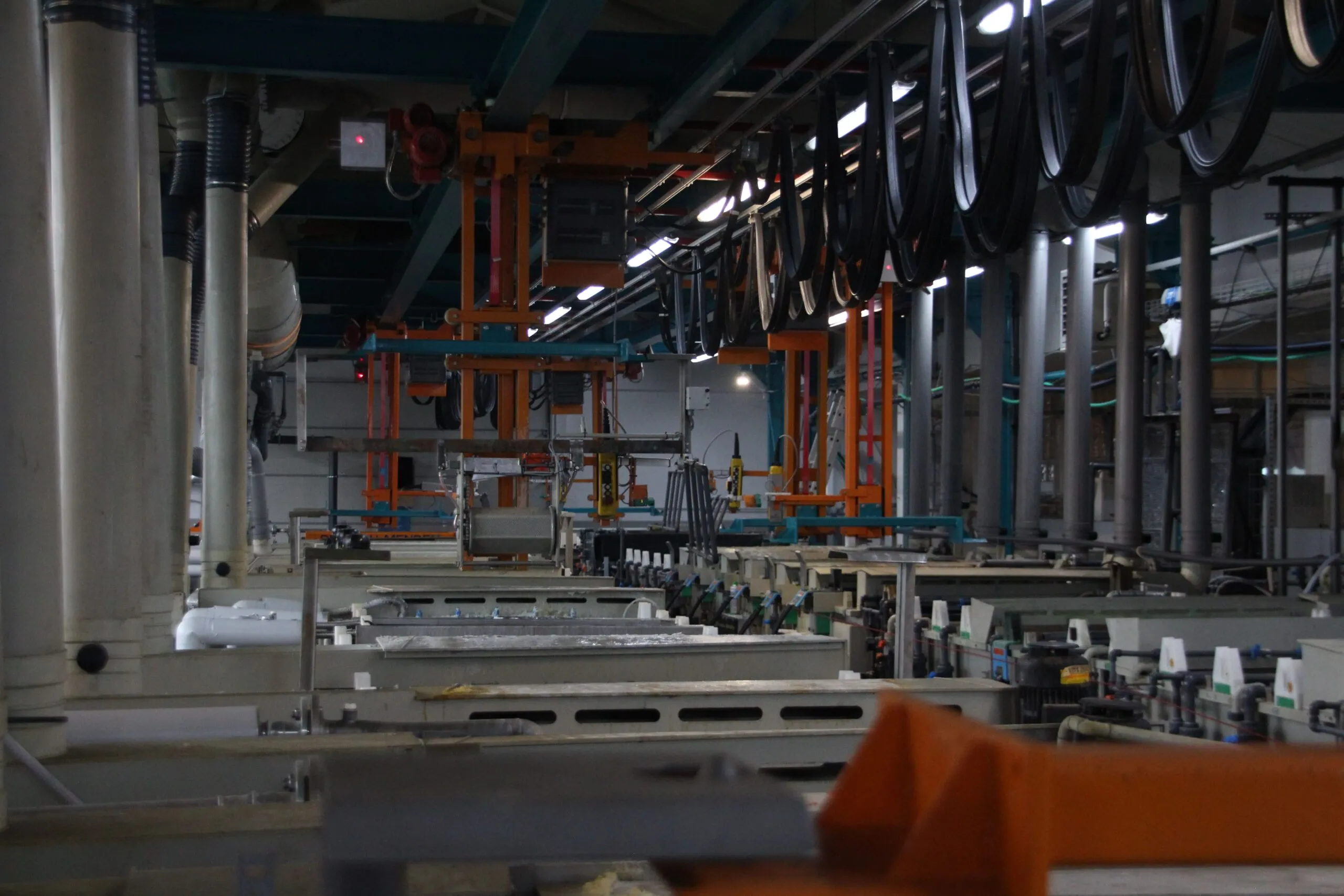 Ligne de galvanisation entièrement automatique avec chariot de transport au-dessus des cuves