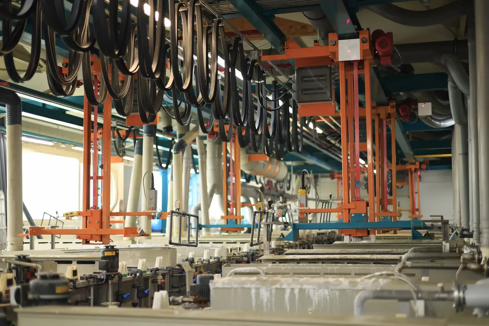 Ligne de galvanisation entièrement automatique avec système de transport au-dessus des cuves